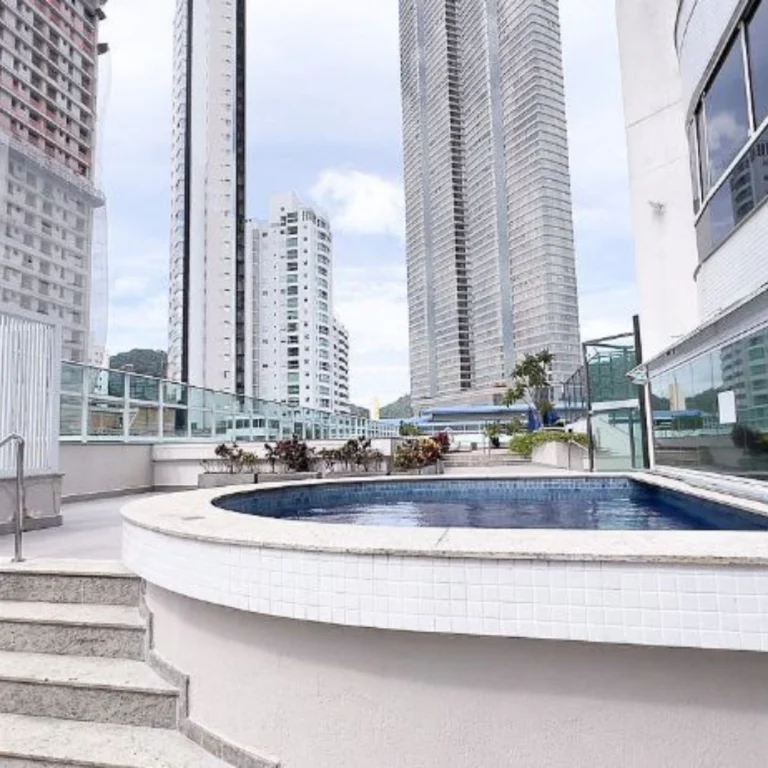 Instagram post from hebromleilao. This post is in position 2.